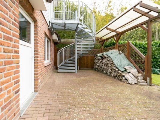 Eingang Garage mit Blick zum Treppenaufgang