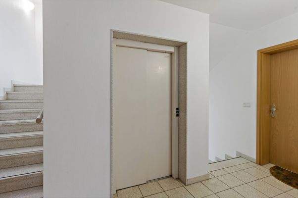 Treppenhaus - Aufzug