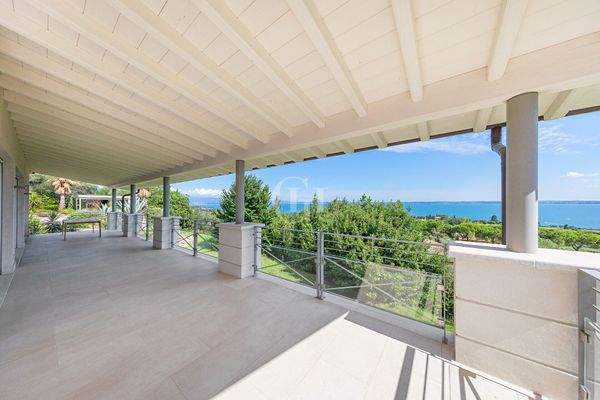 Terrasse mit Seeblick