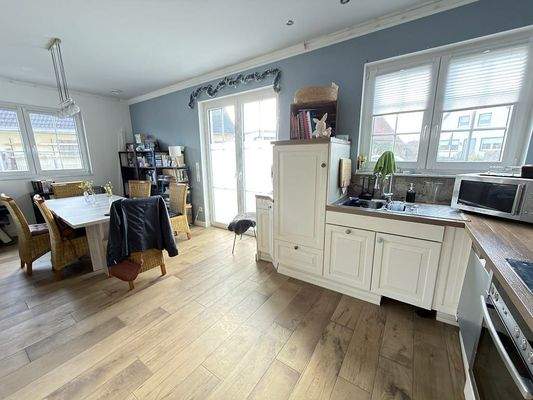 Heller, freundlicher Wohn-/Essbereich