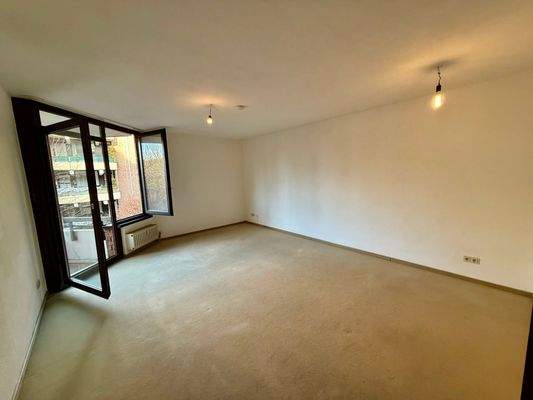 Wohnzimmer mit Balkonzugang