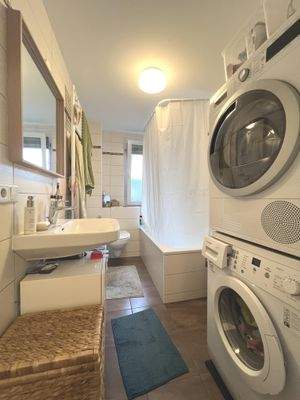 Tageslichtbad mit Wanne im OG