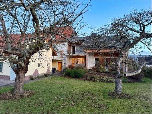 Hausansicht mit Garten