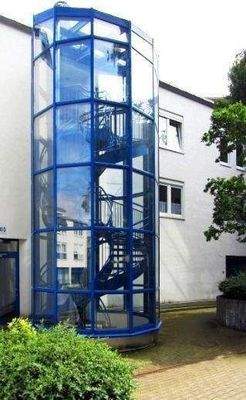 6_Treppenaufgang mit Fahrstuhl