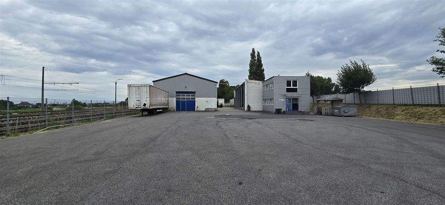 Ansicht geschlossene Lagerhalle mit Bürogebäude