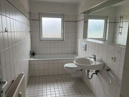 Helles Badezimmer mit Fenster