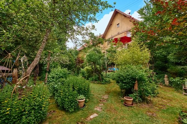 Garten mit Blick zum Haus und Terrasse