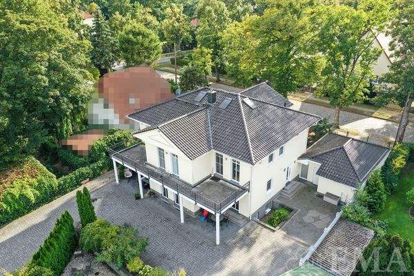 Lufaufnahme Haus mit Garage