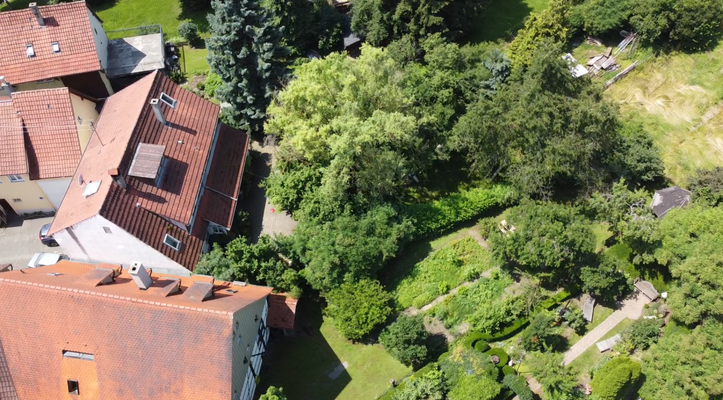 Grundstück rechts mit Bestandshaus Mitte links