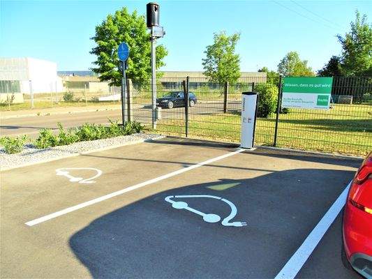4 x Parkplätze mit E-Ladestationen 