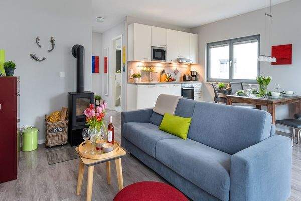 Farbenfrohes und gemütliches Wohnzimmer mit Kaminofen