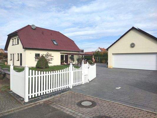 Ansicht und Garage