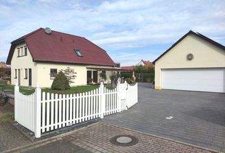 Ansicht und Garage