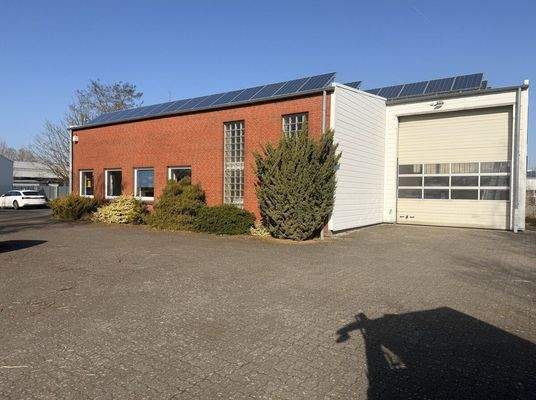 Seitenansicht mit Hallenzufahrt