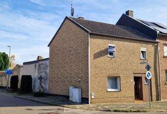 Wohnhaus mit 4 Zimmern und Anbauten