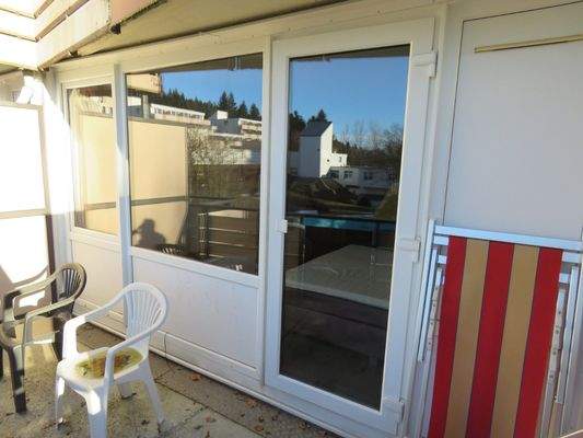 weiße Kunststofffenster und Tür 