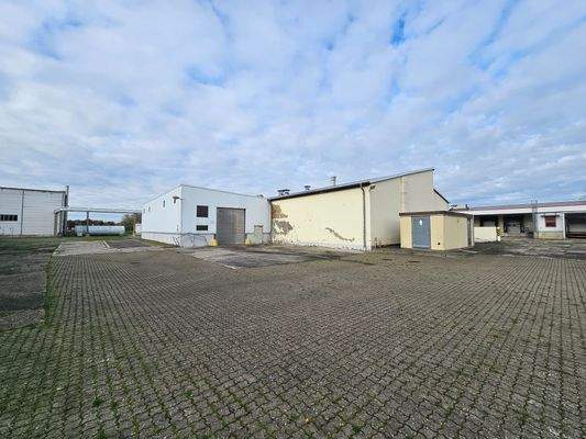 große Lagerhallen mit Rolltor und Laderampe