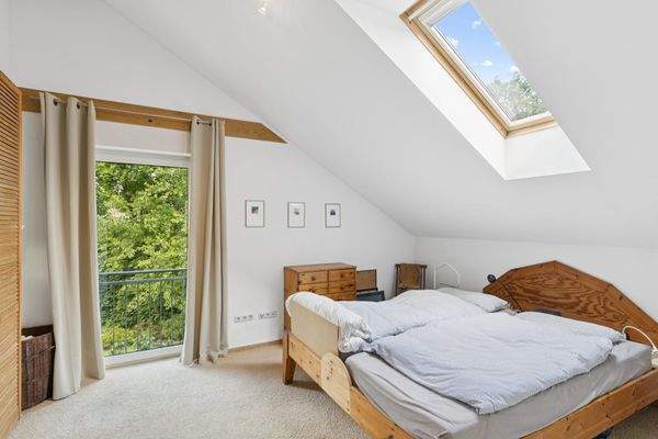 Schlafzimmer mit Blick ins Grüne und in den Nachthimmel