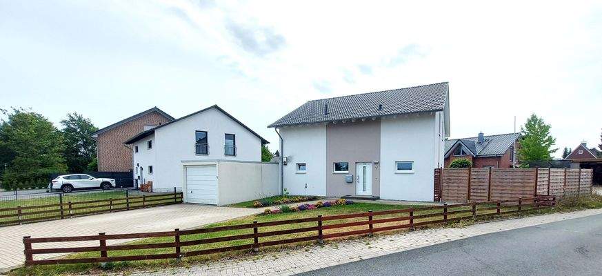 Hausansicht/Grundstück