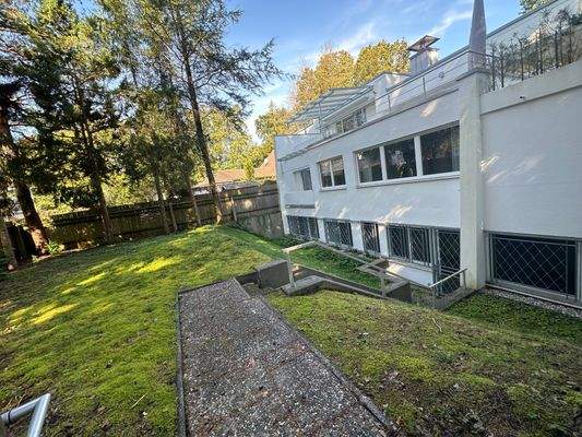 Hausansicht mit Grundstück