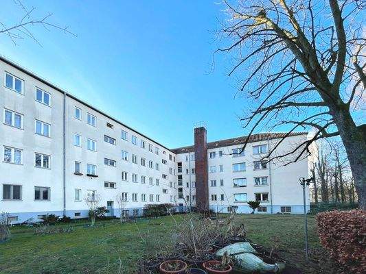 *Wohnanlage gartenseitig