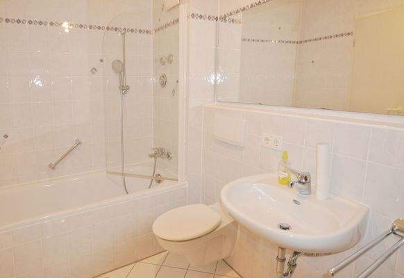 Bad mit Wanne u. Duschabtrennung