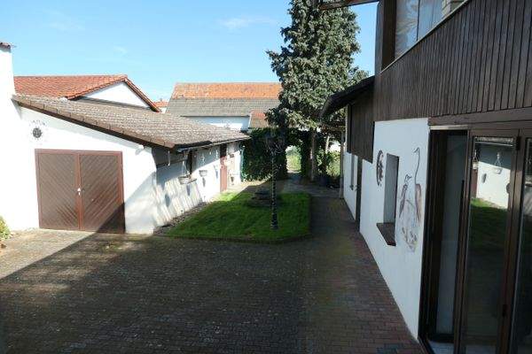 Hof_rechts_Eingangbereich