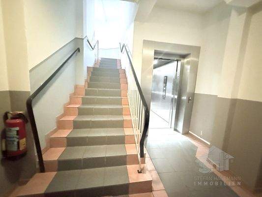 Treppenhaus mit Fahrstuhl