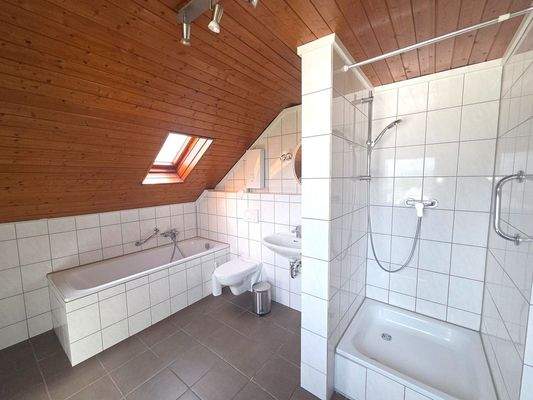 mit großem Tageslicht-Bad