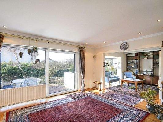 ...mit Terrasse und...