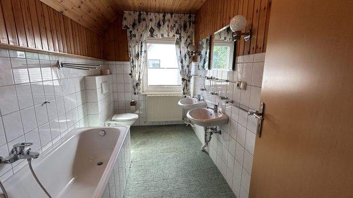 Badezimmer im Dachgeschoss