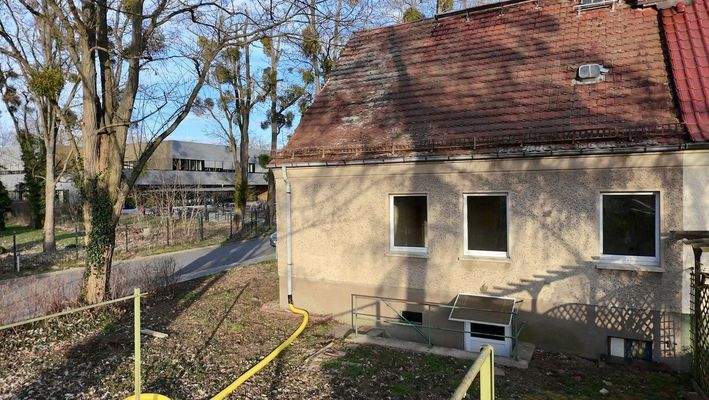 Hinter dem Haus (Drohne)