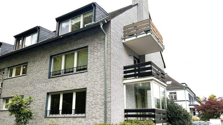 Außenansicht mit begrüntem Umfeld