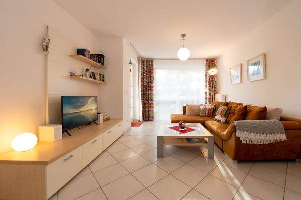 Das sonnige Wohnzimmer mit Zugang auf die Terrasse