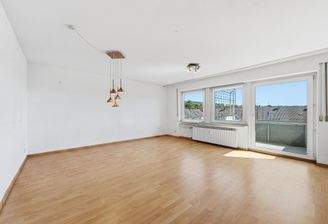 Wohnzimmer mit Balkon Zugang