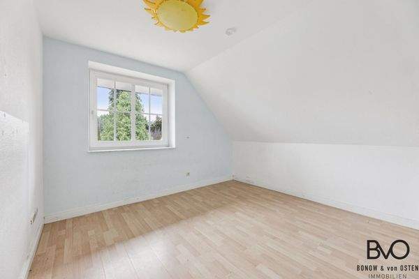 Kinderzimmer mit viel Tageslicht