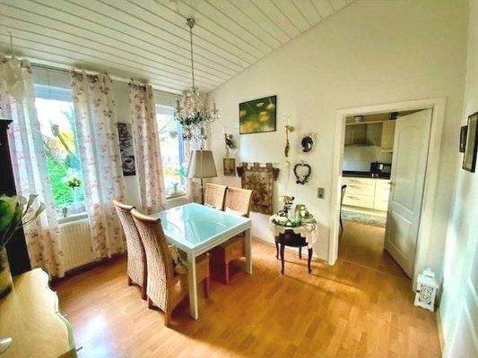 Der Essbereich schließt sich direkt an die Küche an...