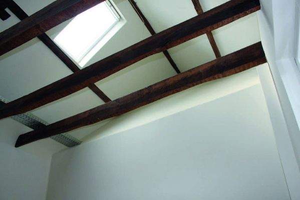 Giebel mit Dachfenstern