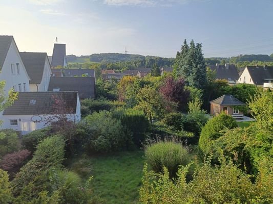 Blick OG über Garten zum Harde