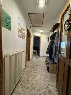 gefliester Flur mit Garderobe
