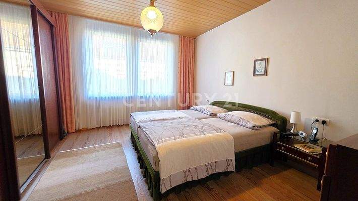 Großzügiges Schlafzimmer im Erdgeschoss