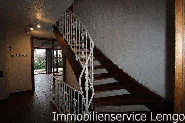 Flur mit Treppe in das OG