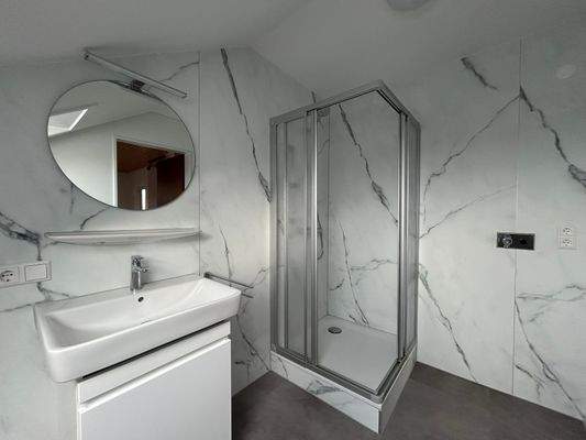 Tageslichtbad mit Dusche