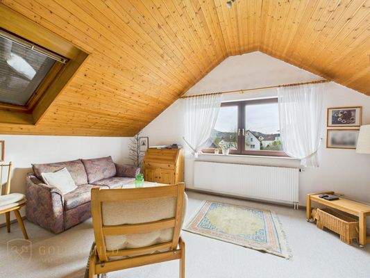 Heller Wohnbereich im DG