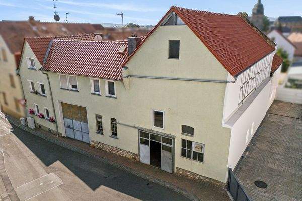 Luftbild Vorderseite und seitlich rechts gesamtes Gebäude