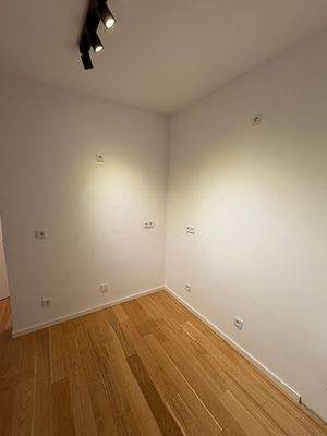 Leere Küche mit Holzboden