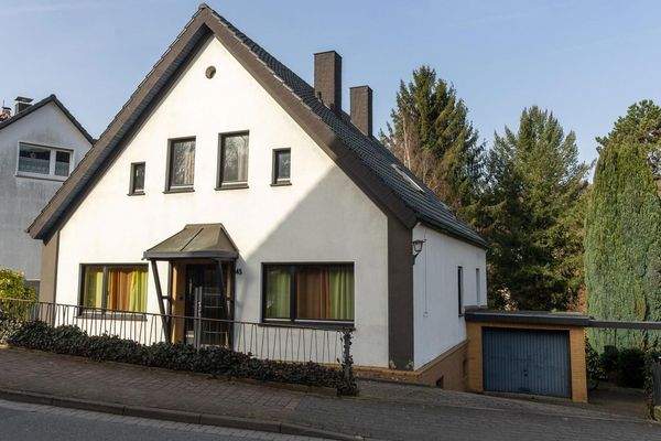 Straßenansicht mit Garage