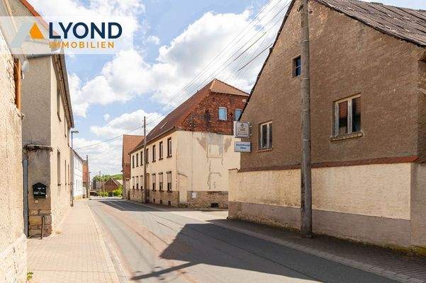 Straßenasicht Hauptgebäude