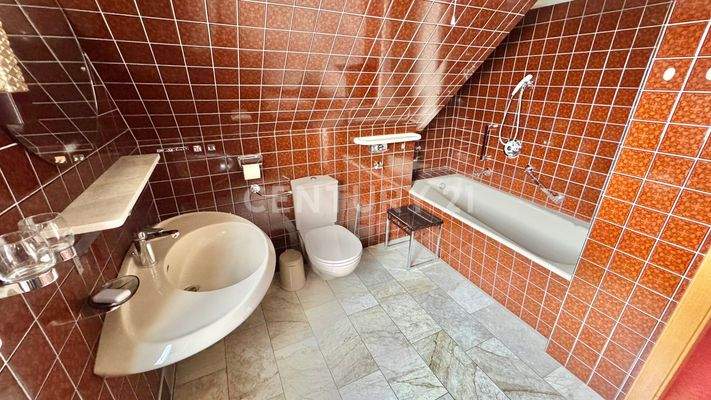 Großzügiges Badezimmer mit Dusche und Badewanne im 1. OG