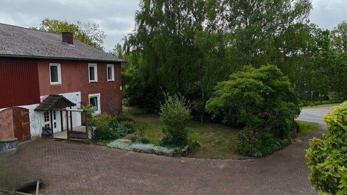 Auffahrt und Eingang Wohnung OG